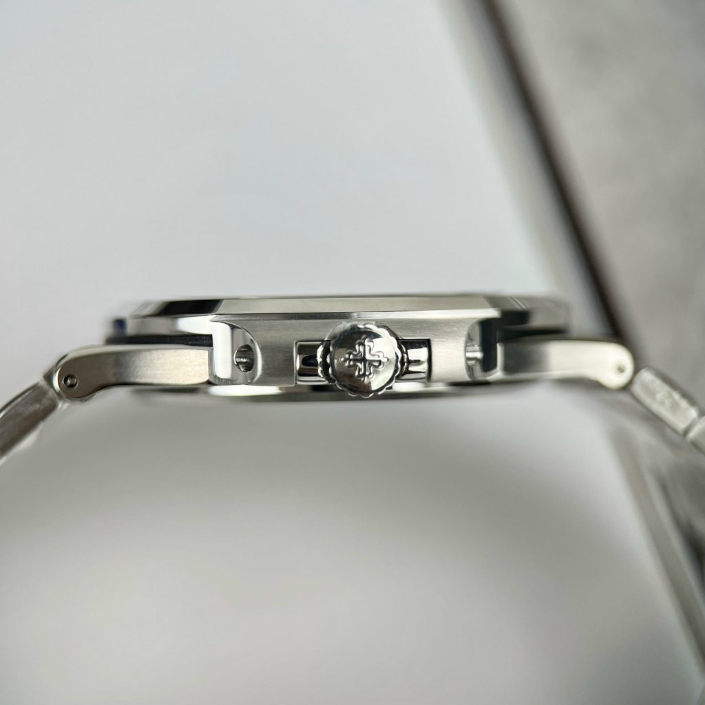 Patek Philippe Nautilus 5723 Replica Watch Green Dial Baguette Gemstones 3K 40mm (1)
