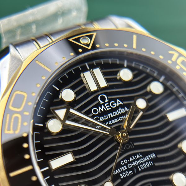 Omega Seamaster Diver 300M Replica Watches VS Factory Demi Gold (5)