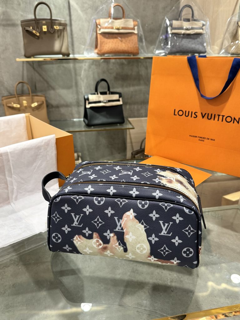 Louis Vuitton LV Dopp Kit Toilet Pouch Monogram HandBags Size 28x15x16 (2)