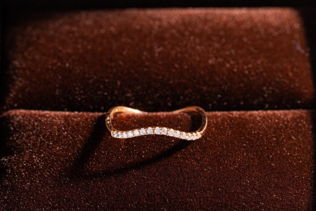 Women's Ring With Wavy Design Crafted In 18k Rose Gold And Studded With Natural Diamonds (2)