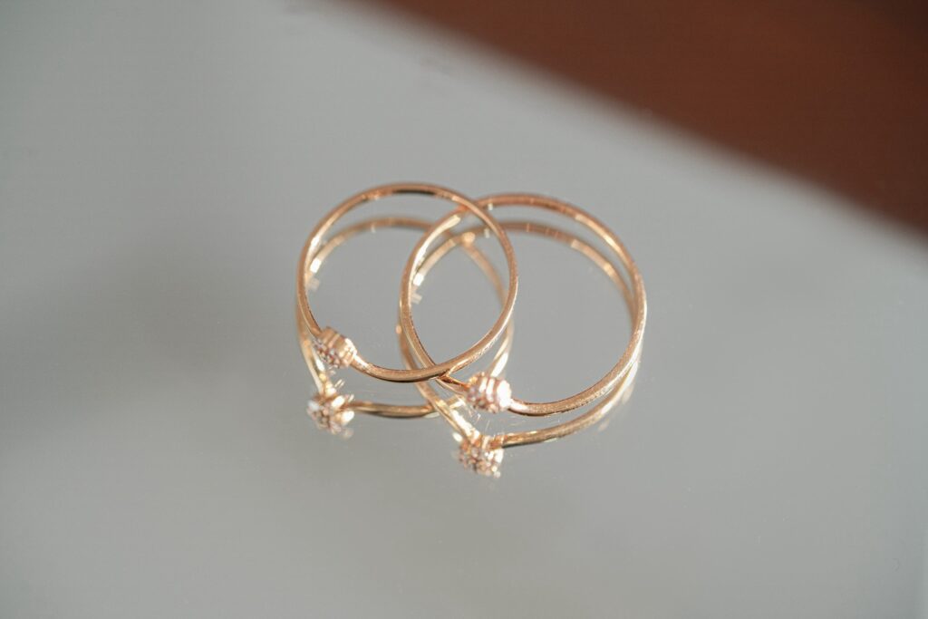 Women's Ring with Flower Pattern Crafted in 18k Rose Gold with Natural Diamonds (2)