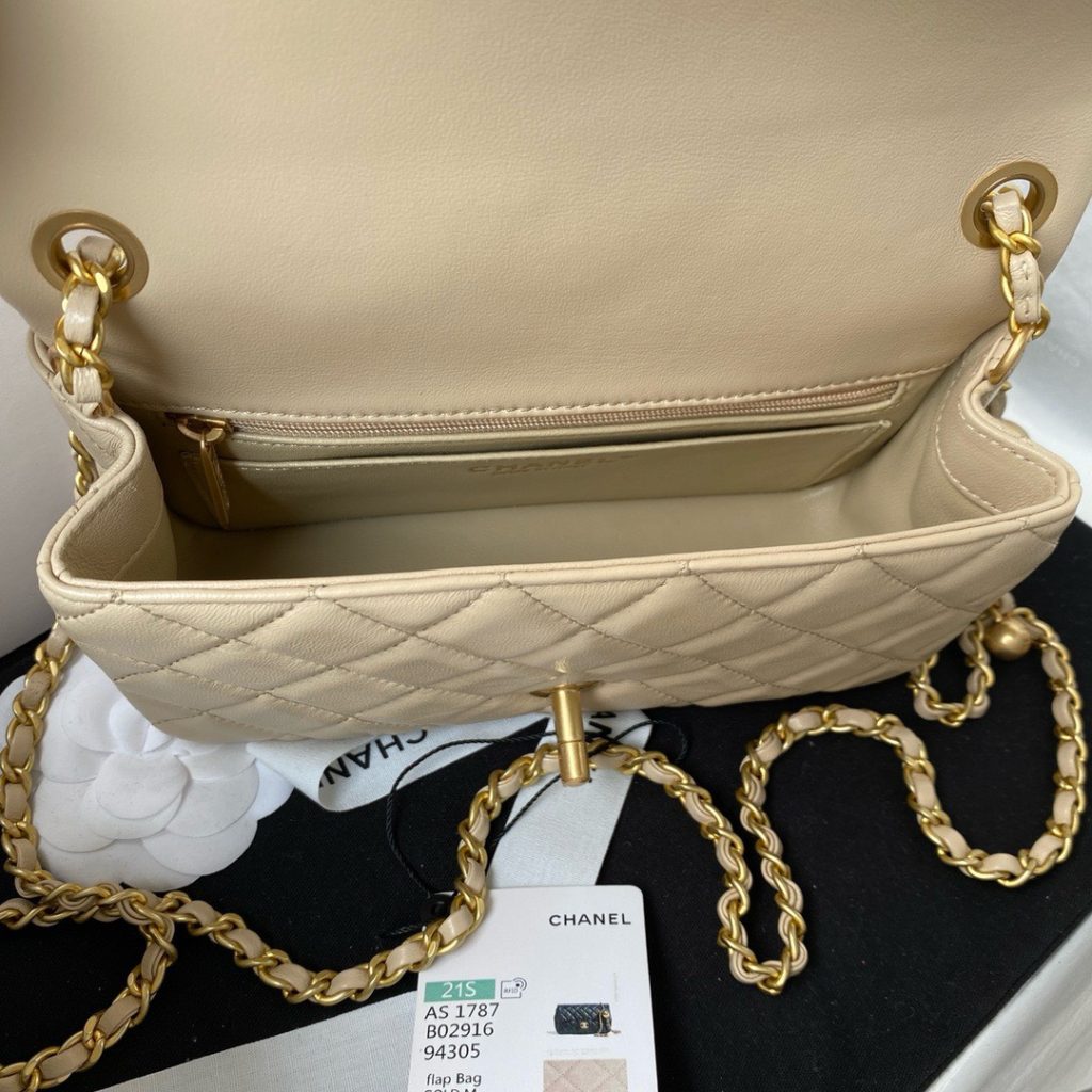 Chanel Charm Womens Beige Colored Lock Gold Replica Bags Size 20cm (2)