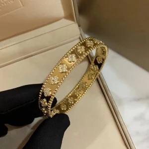Van Cleef & Arpels Clover Texture Bracelet Custom Diamond Gold 18K (2)
