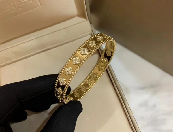 Van Cleef & Arpels Clover Texture Bracelet Custom Diamond Gold 18K (2)