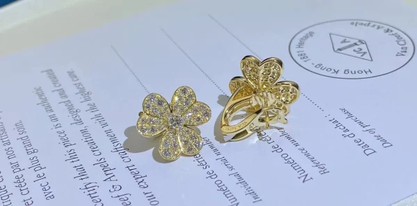 Van Cleef & Arpels Flower Shape Women Earrings Custom Diamond 18K Gold (2)