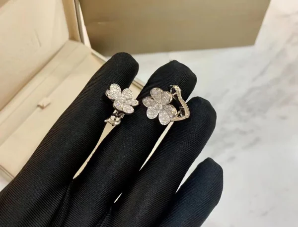 Van Cleef & Arpels Flower Shape Womens Rings Custom Diamond White Gold 18K (2)