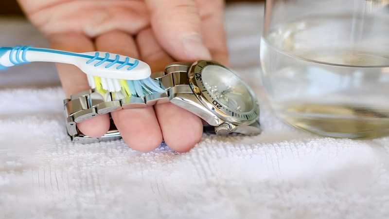 Simple Steps to Polish a Gold-Plated Watch (4)