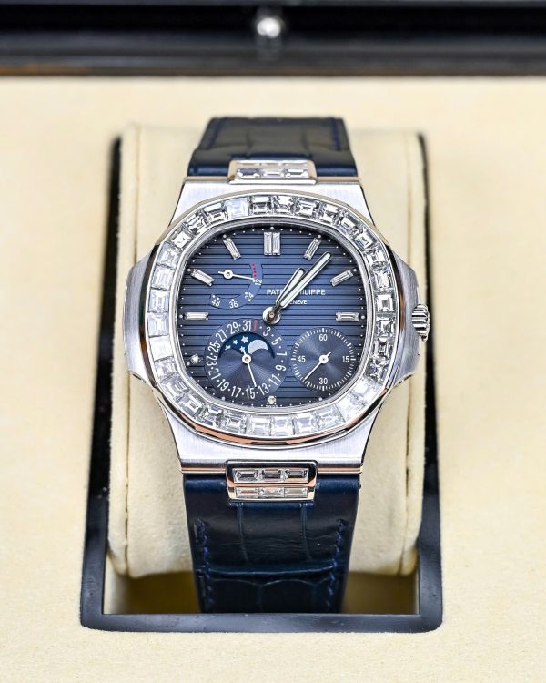 Patek Philippe Nautilus 5724G White Gold 18K Customs Naturals Diamonds 40mm (1)