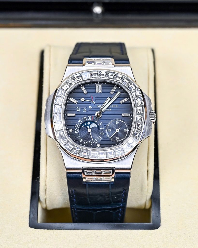 Patek Philippe Nautilus 5724G White Gold 18K Customs Naturals Diamonds 40mm (1)